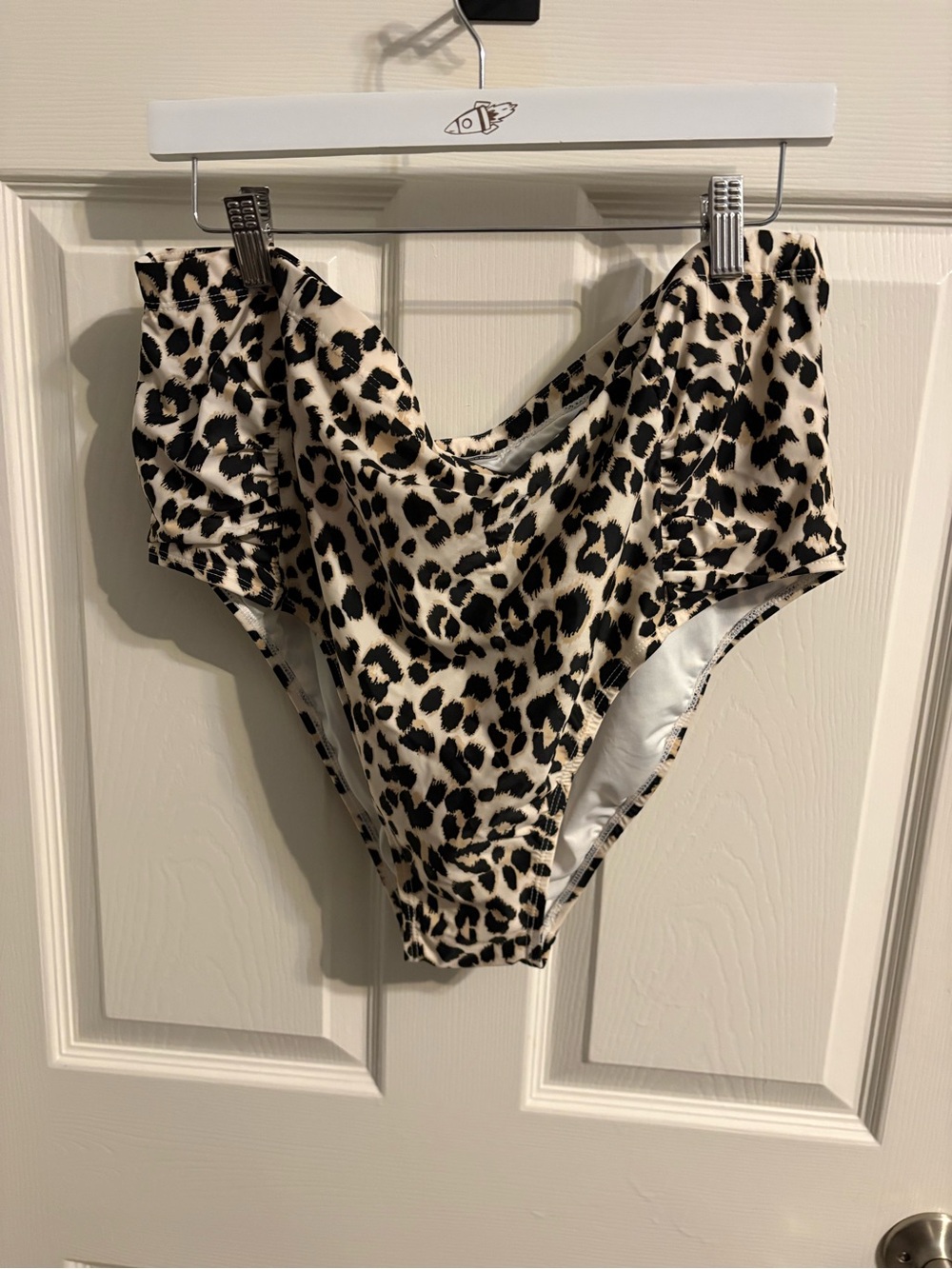 489-Old Navy Leopard-Print swim bottom in Cream and Black